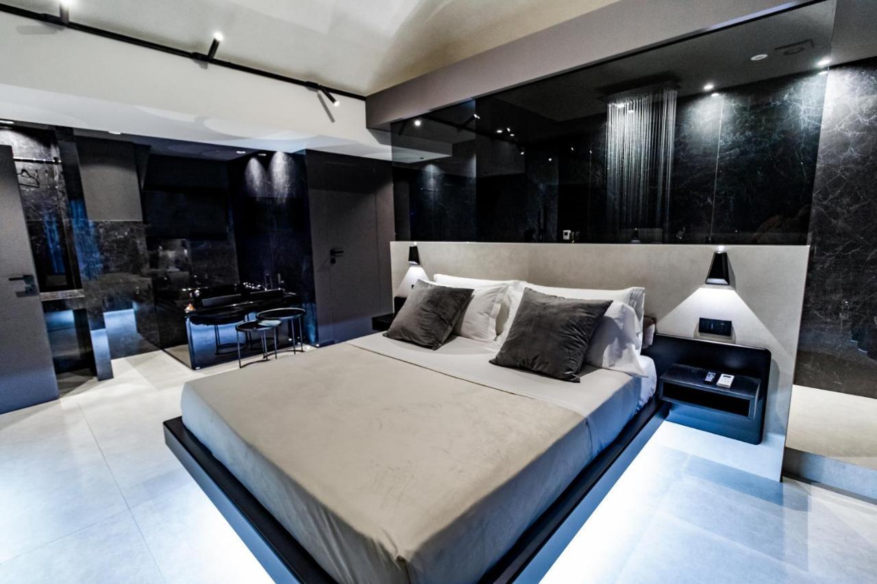 4 Suites " Unconventional Living Rooms " 卡塔尼亚 外观 照片